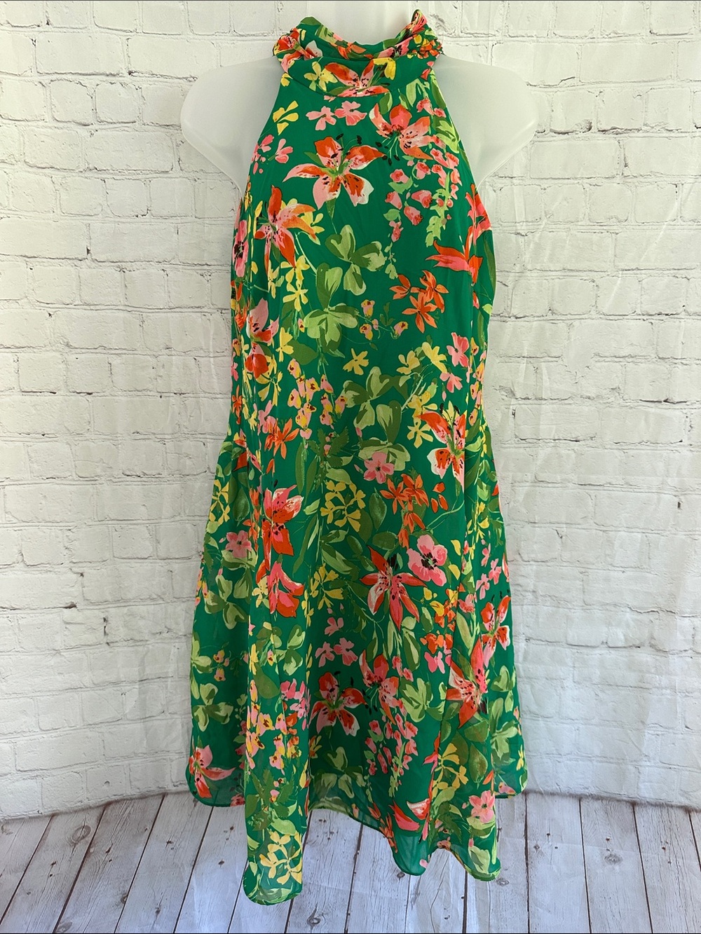 Vince Camuto Green Floral High Neck tie back lined dress size 4
